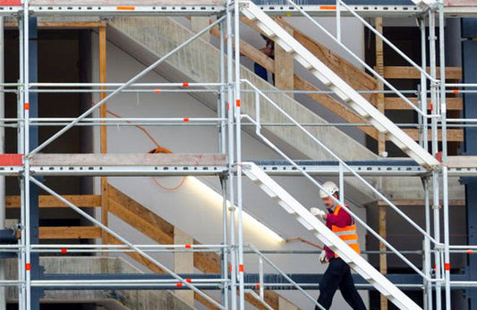 Hvor mange timer teori og praksis må du ha hvis stillaset er over ni meter?